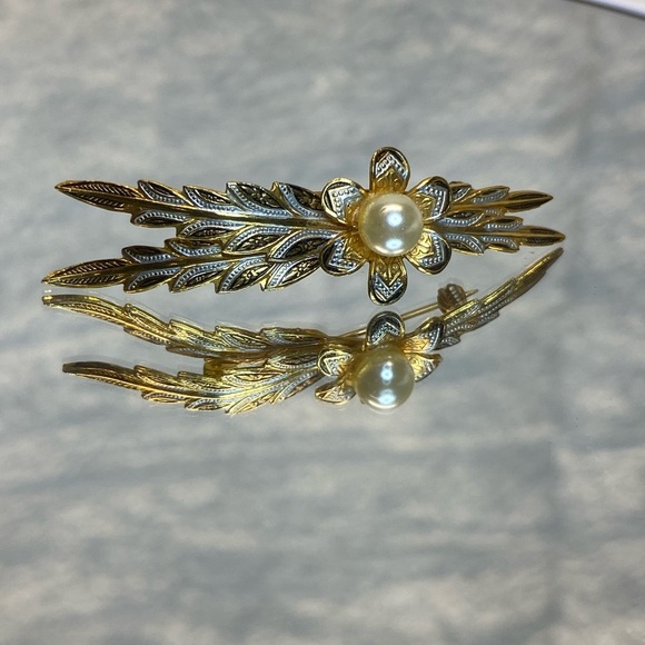 Vintage Damascene Floral Brooch Pin Faux Pearl in Center of Flower Beautiful EUC - Picture 9 of 10